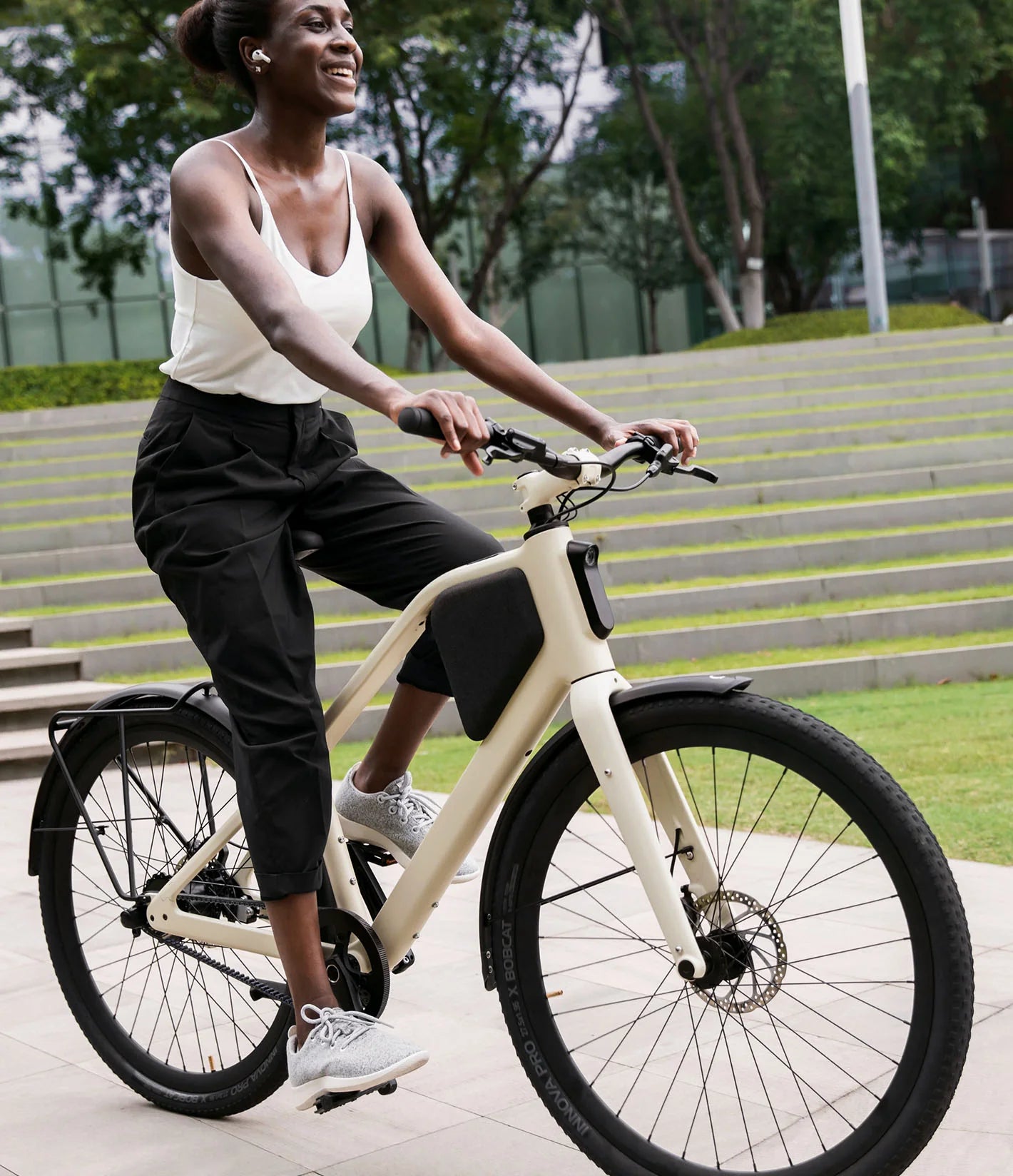Frau trainiert mit dem LEMMO Damen E-Bike