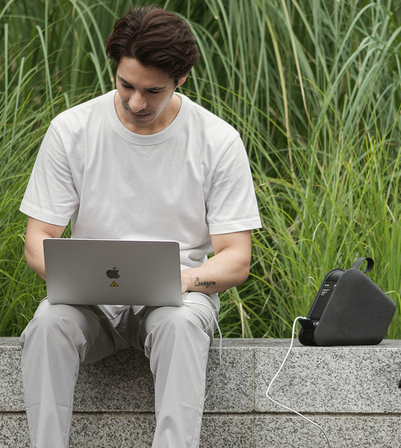 das Notebook mithilfe des herausnehmbaren Akkus des LEMMO E-Bikes aufladen