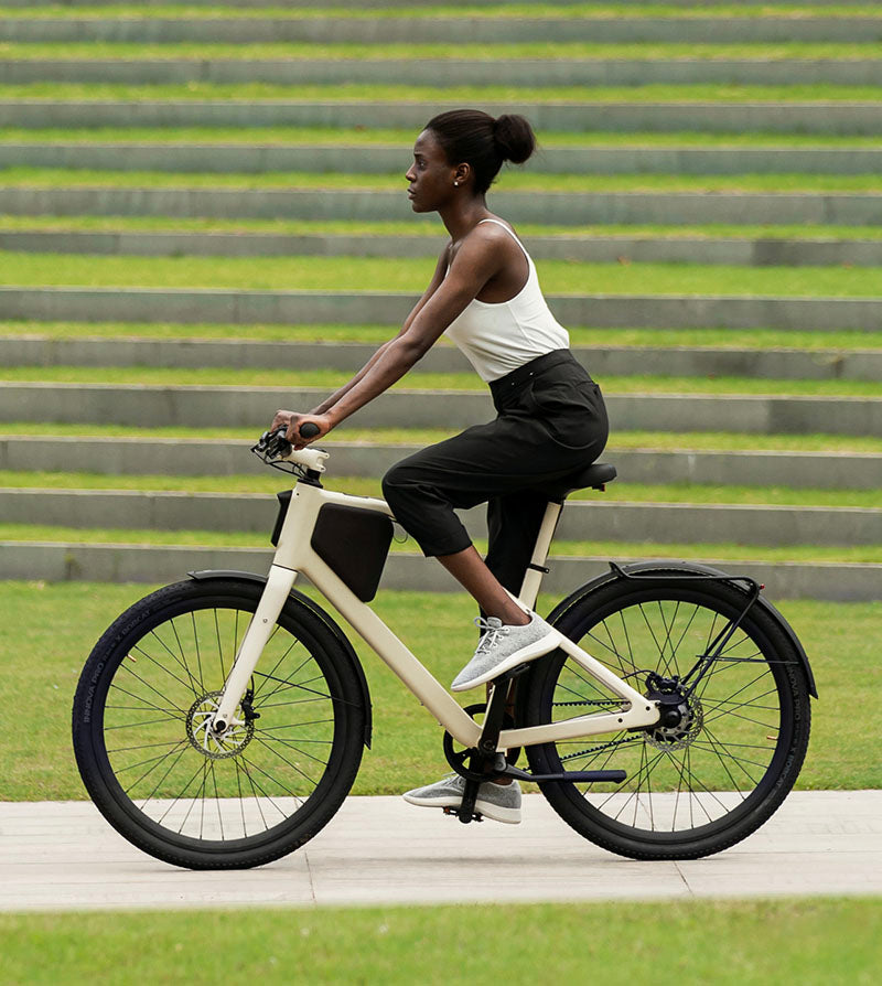 Mit dem Damen E-Bike von LEMMO auf dem Rasen fahren