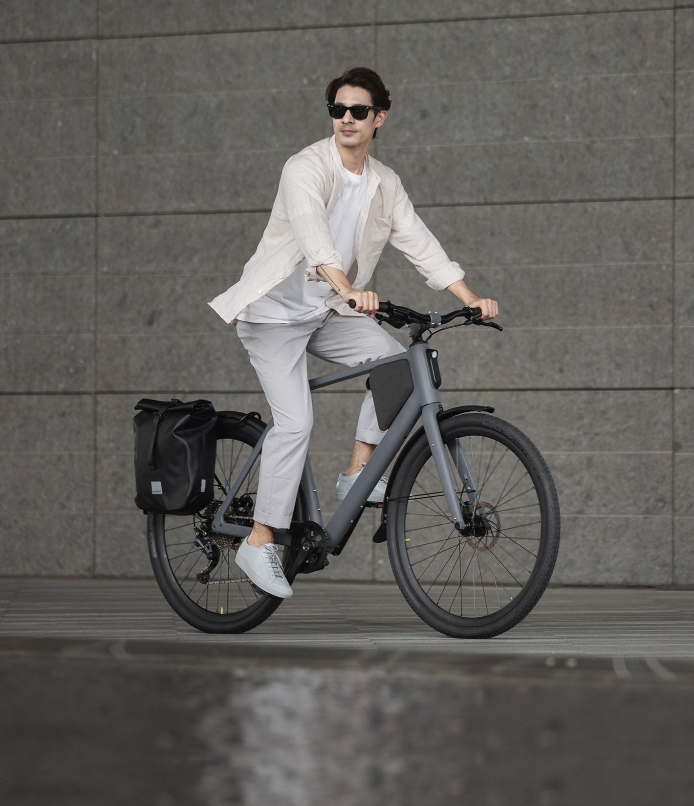 Mann fährt LEMMO urban e-bike mit Gepäckträger.