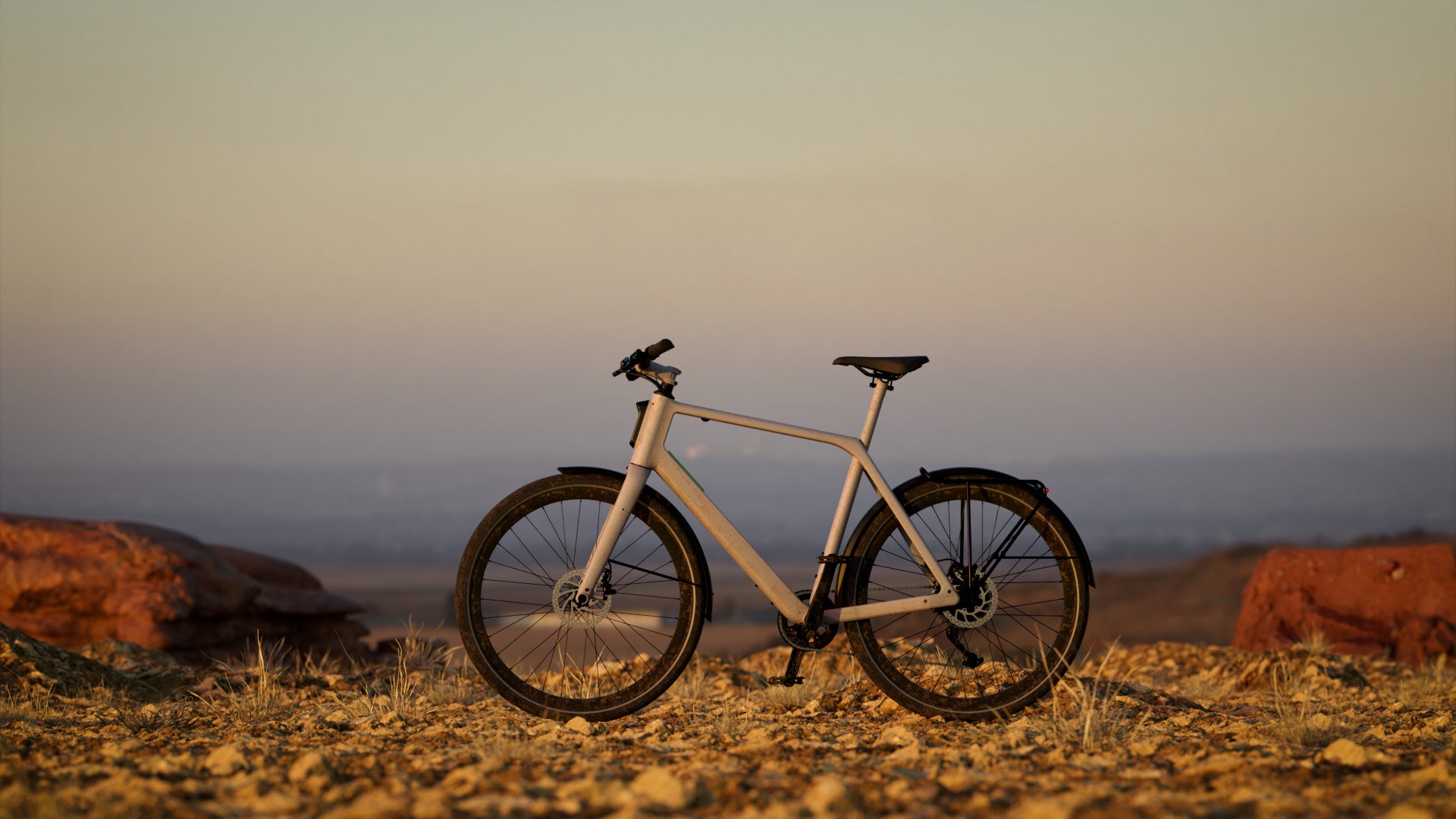 Das LEMMO E-Mountainbike steht auf dem Gipfel des Berges