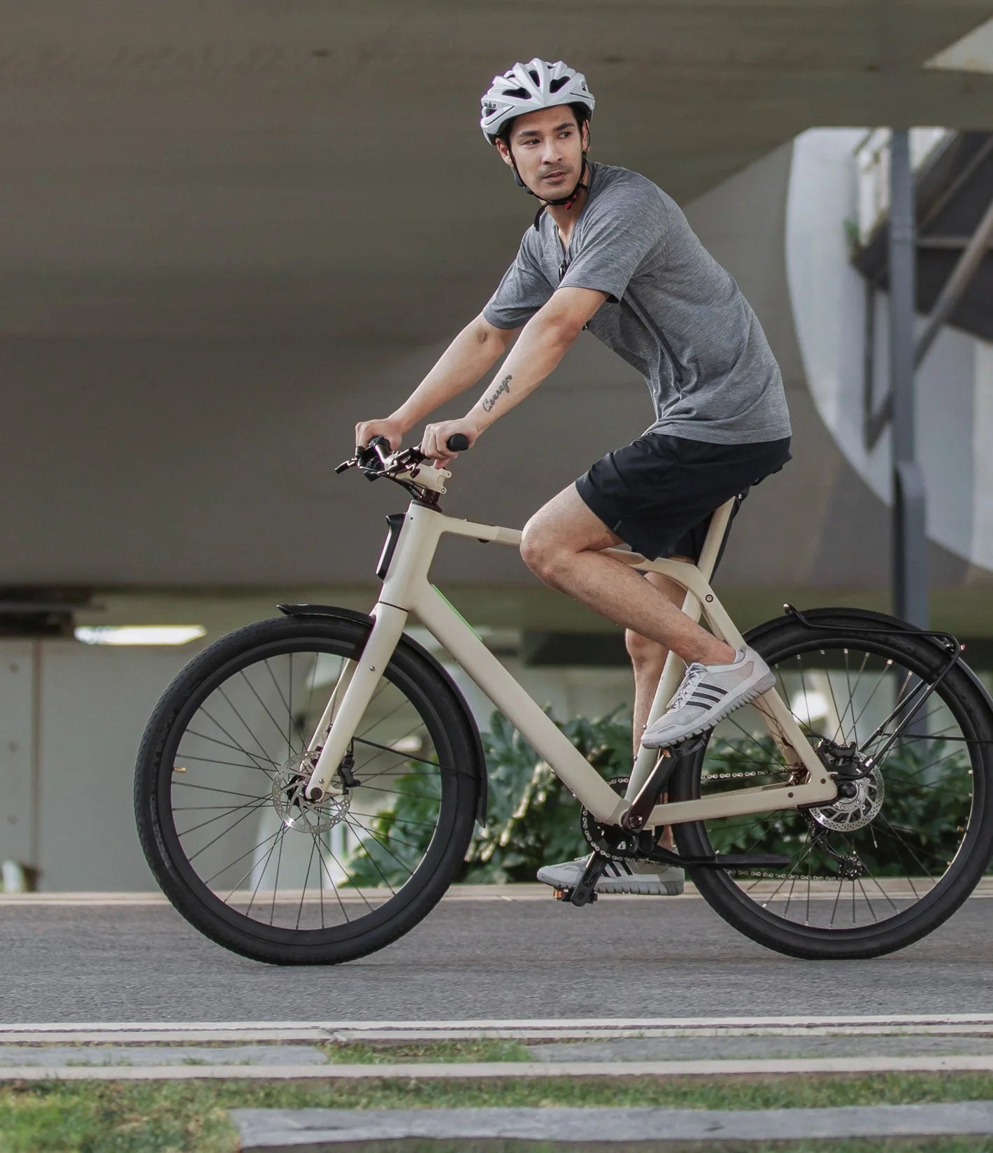 Mann testet LEMMO E-Mountainbike beim E-Bike-Fahren