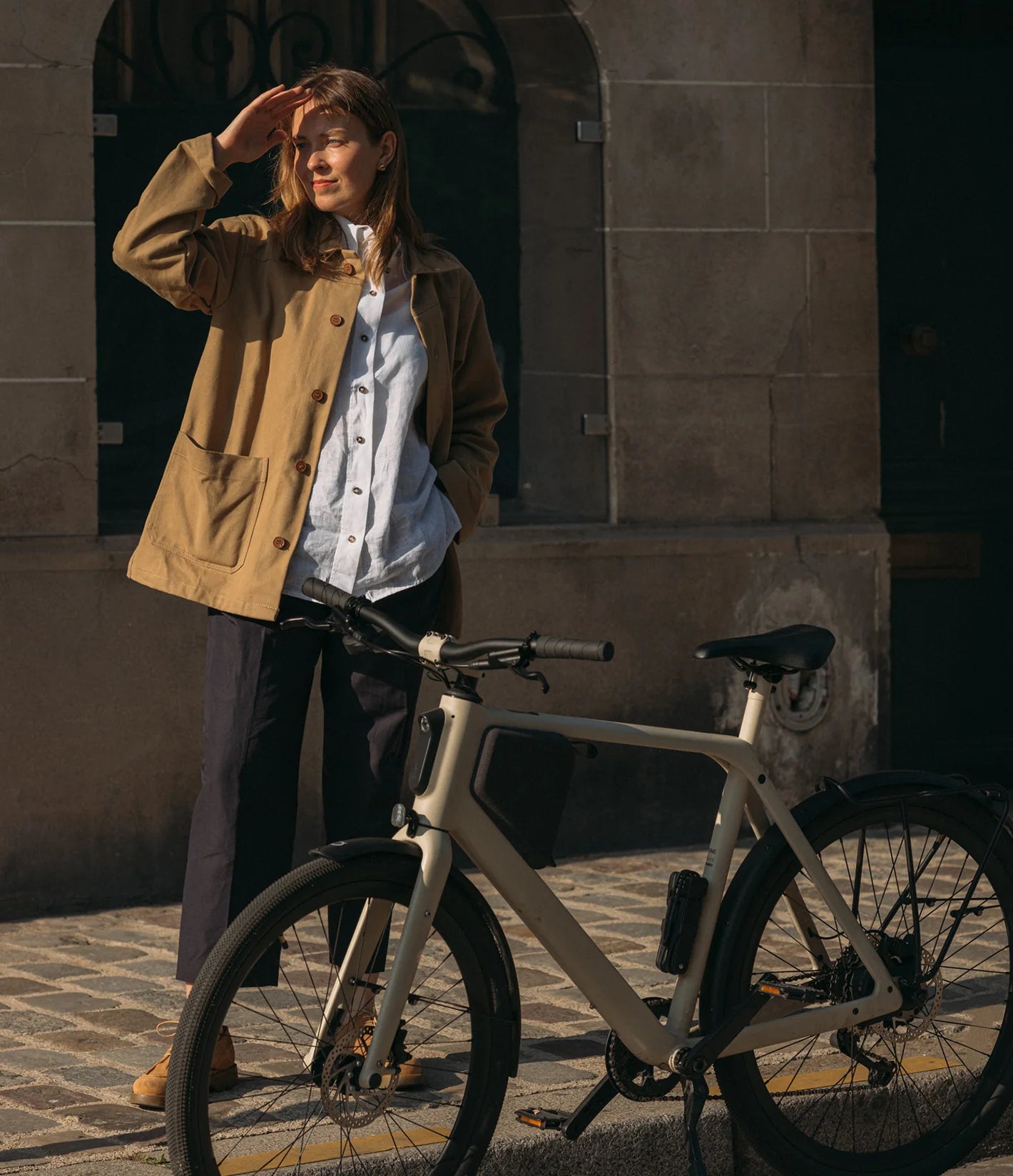 Eine Frau steht neben einem LEMMO urban e-bike.