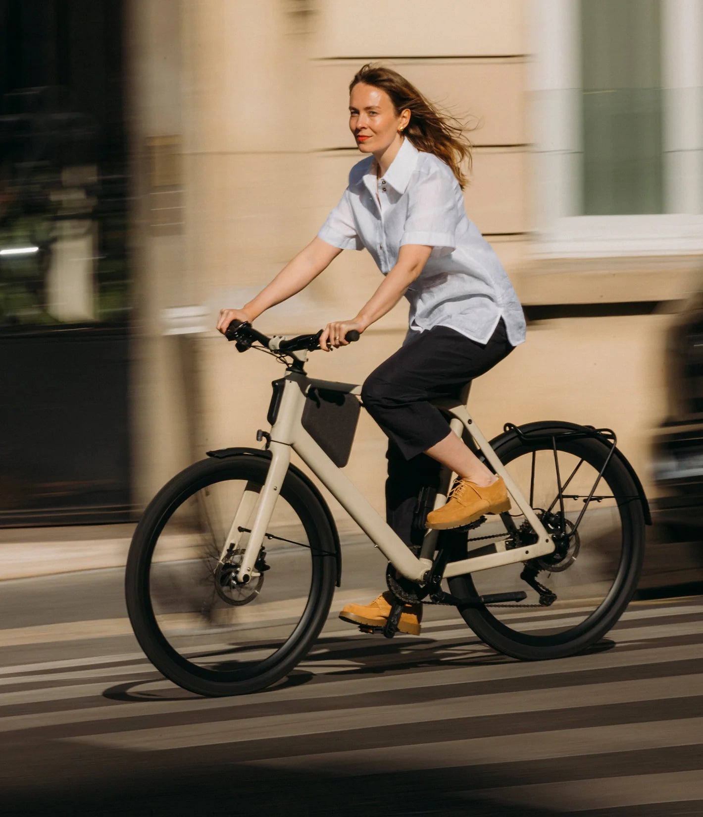 Frau fährt LEMMO Full-Suspension E-Bike in der Stadt