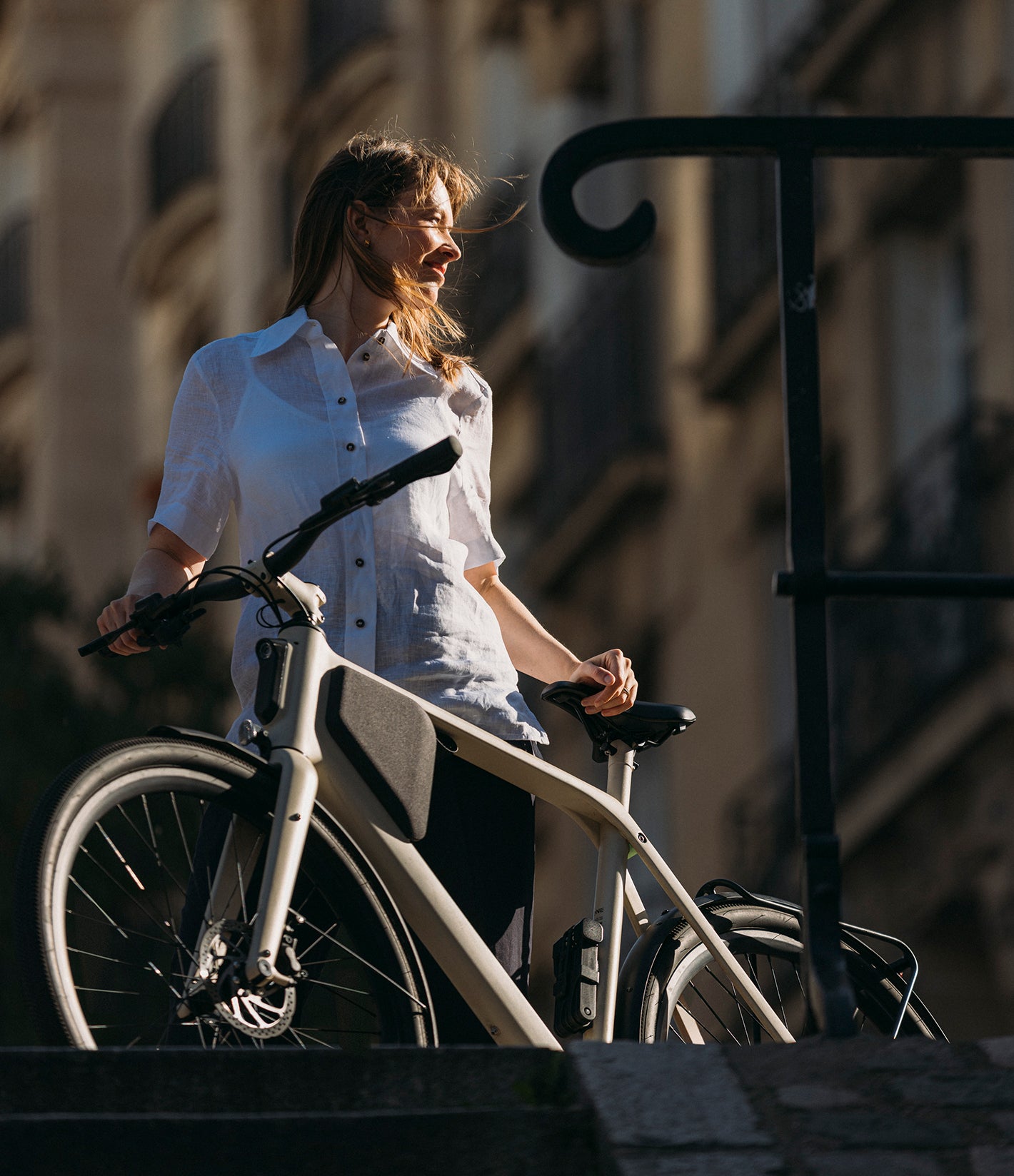 Eine Frau steht neben einem LEMMO urban e-bike.