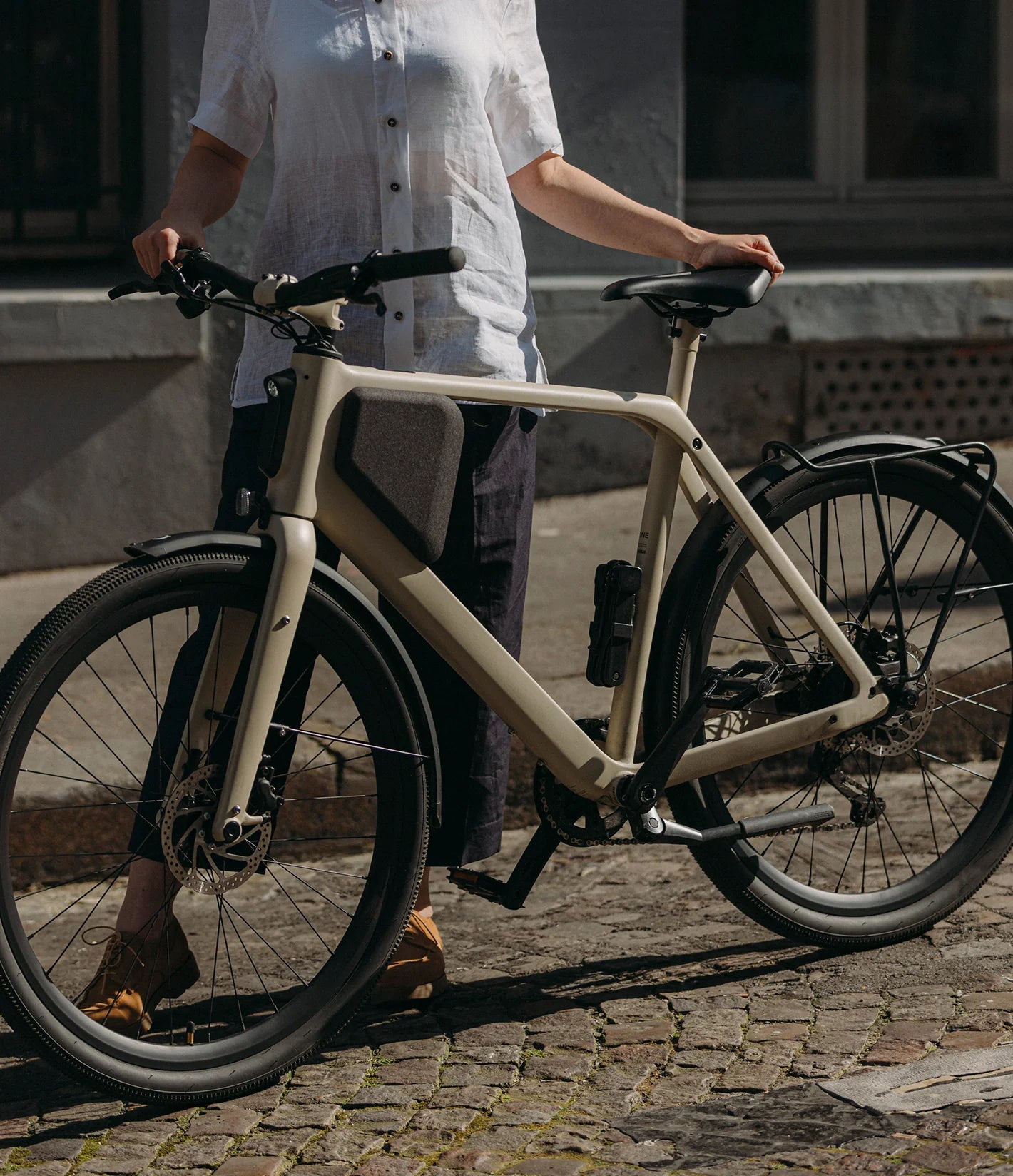 Eine Frau steht neben einem LEMMO urban e-bike
