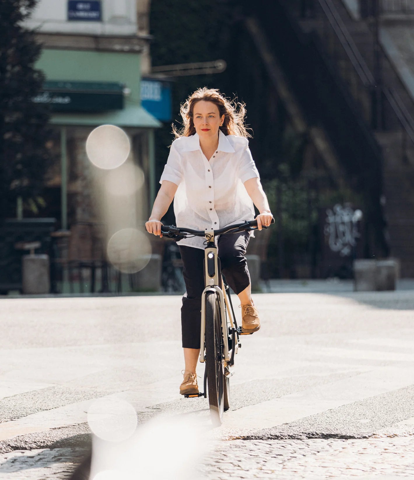 Frau fährt LEMMO Full-Suspension E-Bike in der Stadt